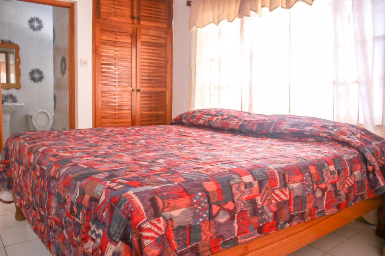 Van Villa Guesthouse Negril Exterior foto